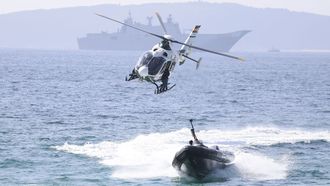 El grupo de combate zarp� de Vigo tras participar en la Revista Naval.