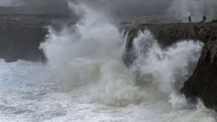 Olas de gran tama�o rompen contra la costa de Pr�a en el concejo de Llanes