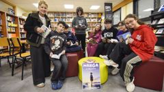 Integrantes del club manga del IES de Cotobade, en la biblioteca del instituto