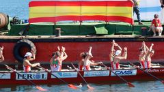 La trainera de A Cabana, celebrando la victoria.