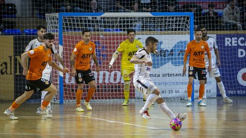 Imagen del partido entre el Noia Portus Apostoli y el Ribera Navarra, �ltimo disputado por los blancos hasta la fecha.