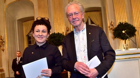 Tokarczuk y Handke, posando ayer en Estocolmo tras sus lecturas en la Academia Sueca de los discursos de aceptacin del Nobel