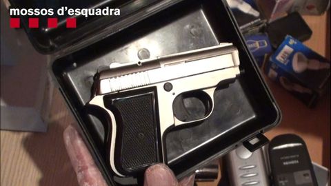 Pistola decomisada a los dos atracadores de bancos apresados en Barcelona en una operaci�n conjunta de la Polic�a Nacional y los Mossos