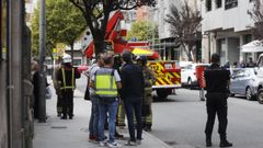 Los equipos de seguridad trabajando en el rescate de vecinos