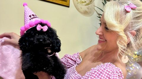 Yolanda junto a su perrita Maya