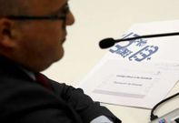 Baltar, con la carpeta en la que guardaba su �C�digo �tico e de conduta� al presentarlo ayer.