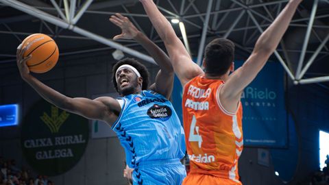 Keandre Cook trata de anotar ante Jaime Pradilla en el partido de la primera vuelta.