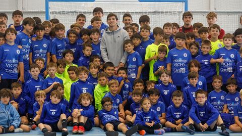 Riki Rodr�guez, en el centro, junto a los ni�os y ni�as del campus de f�tbol del CAO