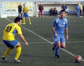El jugador del Agui�o Xulio, de azul, busca un pase entre l�neas. 