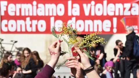 �Detengamos la violencia contra la mujer� en una manifestaci�n en Florencia, Italia. 