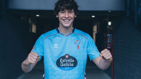 Fer L�pez pas� reconocimiento, firm� el contrato y pos� en Bala�dos este lunes.