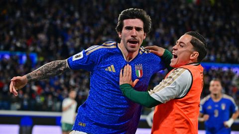 Tonali celebrando su gol con Raspadori