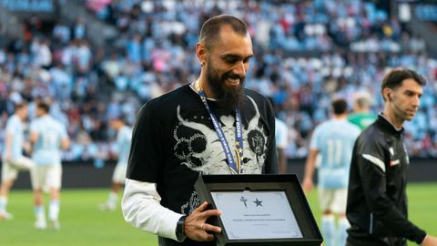 Borja Iglesias, en el homenaje del Celta en Bala�dos tras proclamarse campe�n del mundo.