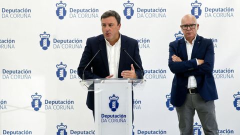 Valentín González Formoso, junto al vicepresidente de la Diputación, Xosé Regueira.