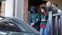 Agentes de la Guardia Civil han trasladado al detenido como presunto inductor del asesinato del concejal de Llanes (Asturias), Javier Ardines, a la vivienda que posee en la parroquia de Belmonte de Pra, muy cercana al que era lugar de residencia del edil, para realizar un registro.