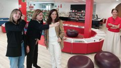 La alcaldesa, In�s Rey, y la concejala Nereida Canosa visitaron la biblioteca de O Castrill�n tras su reforma