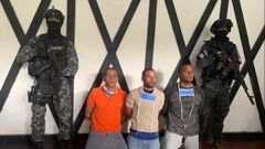 Soldados de las Fuerzas de Acciones Especiales con tres militares detenidos por estar supuestamente implicados en la operaci�n Gede�n hace dos meses