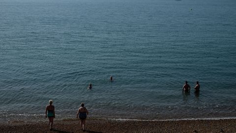 La gente disfrut� ayer del mar junto al puerto de Dover (Reino Unido)