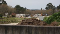 La planta de tratamiento de residuos de construcciones y demoliciones se ubica entre las aldeas de Feros y A Torre, en la parroquia teense de Cacheiras