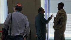 Yoanki Menca, junto a su abogado en la Ciudad de la Justicia de Zaragoza.
