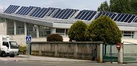 Los paneles solares -en la imagen, en la piscina del complejo Carballo Calero de Carballo- pueden suponer un importante ahorro.