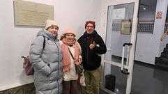 Las primeras personas en la cola llegaron a las 19.30 horas de este viernes.