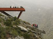 Turistas la pasada Semana Santa en Sober, en el mirador de A Cividade sobre el ca��n del Sil. 