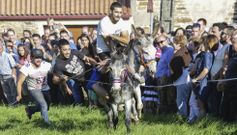 <span lang= es-es >Burros en O Esto.</span> Las fiestas de San Ram�n de la parroquia cabanesa de O Esto incorporaron este a�o una novedad. Una carrera de burros -Gran Burrada fue el nombre que le dieron sus organizadores- que fue seguida por numeroso p�blico a media tarde. Algunos vecinos ejercieron de improvisaron jinetes, aunque con desigual fortuna, puesto que algunos de ellos acabaron perdiendo la montura. 