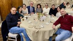 Benito Bali�o, Chelo y Toya V�zquez Rozas (cu�ada y esposa de Manuel Portas), el homenajeado, Goretti Sanmart�n, Mercedes Ros�n, Roberto Rodr�guez Carballada (actual director del IES Xelm�rez I), Isabel Blanco Arnejo y Marcos V�zquez Rozas.