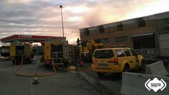 Los bomberos extinguen un incendio en una nave abandonada en Viella (Siero).Los bomberos extinguen un incendio en una nave abandonada en Viella (Siero)