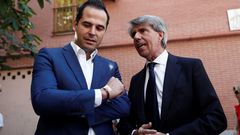 �ngel Garrido (derecha) conversa con Ignacio Aguado, este jueves, a su llegada a la ofrenda a la Virgen de la Paloma en Madrid