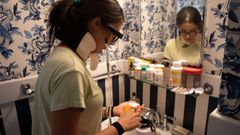 Una paciente estadounidense con covid de larga duraci�n toma sus medicamentos