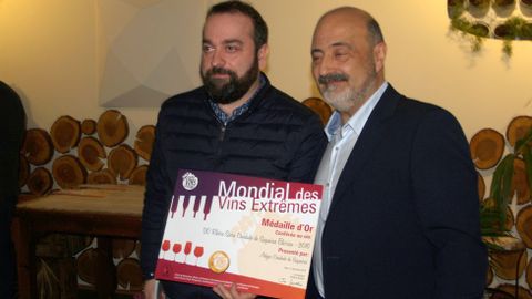 El representante de Condado de Sequeiras (izquierda) recibe el diploma por su medalla de oro