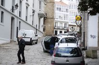 Varios autom�viles estacionados en una de las calles de la Ciudad Vieja. 