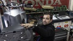 Emilio Leis abre su negocio de motos de 8 a 16 horas, de lunes a viernes, para poder conciliar