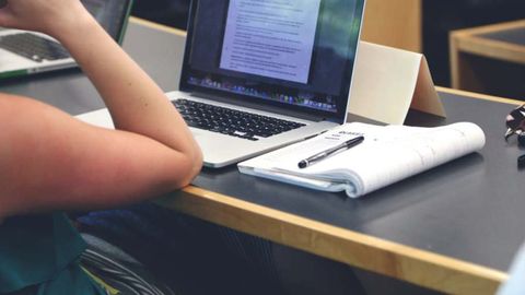 Un estudiante siguiendo una clase online.