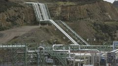 Parte del poliducto de Repsol en superficie en las inmediaciones del puerto exterior