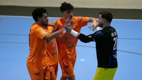 Meira, Alberto, Izan y Joo Silva celebran un gol mariano en el IES Politcnico de Tafalla.