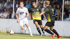 Krohn-Dehli corre perseguido por dos jugadores del Langreo en un amistoso disputado en Viveiro en el 2018