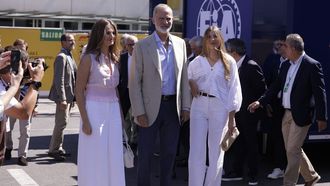Leonor y Sof�a, junto al rey Felipe VI en el Madring