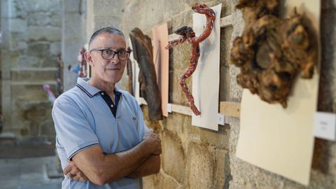 Moxom junto a algunas de sus obras en la iglesia de Ribadavia