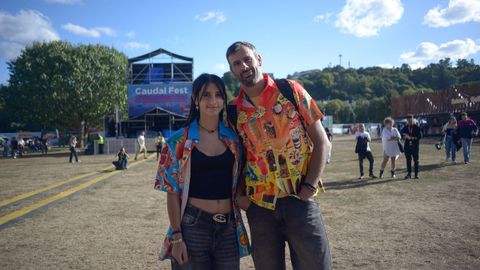 El ambiente antes de los conciertos del s�bado en el Caudal Fest permiti� que los asistentes lucieran sus estilos festivaleros