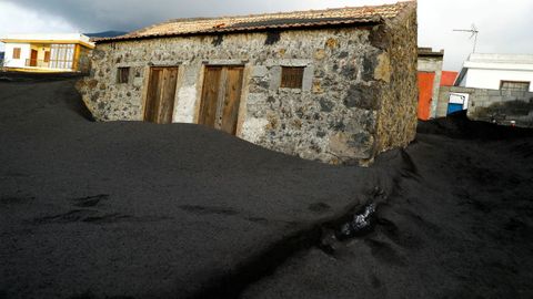 Una casa sepultada por la ceniza del volcn Cumbre Vieja  en el barrio de Las Manchas