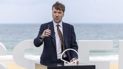 El cineasta Albert Serra, posando en La Concha, en el Festival de San Sebastián.