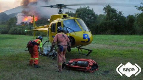 Uno de los helic�pteros que intervienen en el incendio de Dega�a