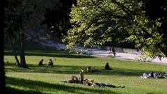 Mucha gente en el parque Eugenio Granell