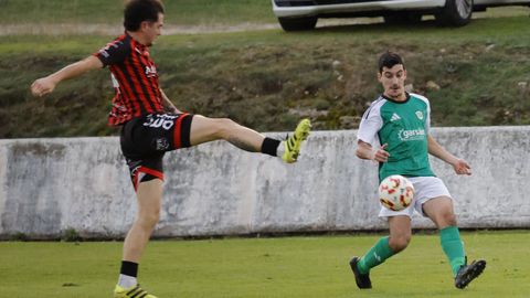 El burelense Ant�n realiza un centro ante un jugador del conjunto lalinense