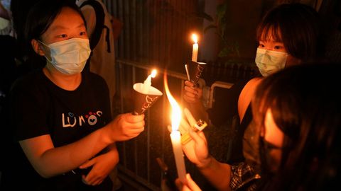 Mujeres con velas en el parque Victoria pese a la prohibicin policial