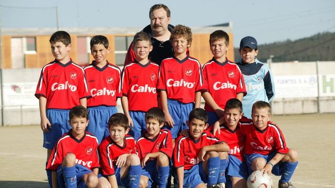 Con Angeli�o. El nuevo jugador del D�por, abajo a la derecha, en una imagen tomada hace casi veinte a�os, en octubre del 2006, con sus compa�eros y Emilio Aguiar de entrenador, un t�cnico imprescindible en la historia de las Escolas. Este grupo logr� ese a�o varios t�tulos