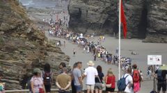 Las colas que se formaron ayer para acceder a la ic�nica zona de los arcos, en As Catedrais, con la bandera roja y el ba�o prohibido